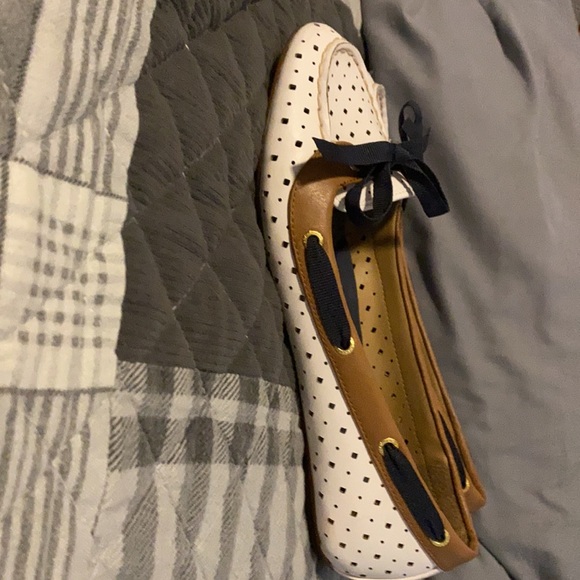 Size 9 Sperry shoes - Picture 3 of 3